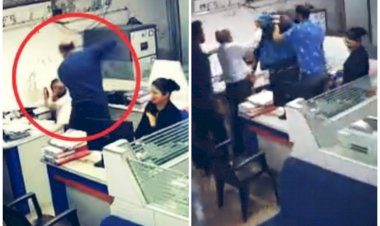 बैंक कर्मचारी की जमकर पिटाई VIDEO: बैंक में घुसते ही कर्मचारी को जड़े ताबड़ताेड़ थप्पड़... मारी कई लातें... देखें वीडियो.....