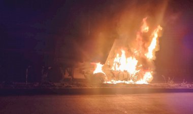 CG ‘द बर्निंग ट्रेलर’ : डीजल टैंक फटा... कोयला लोड ट्रेलर में आग... धू-धूकर जलने लगा ट्रेलर... फिर हुआ ये....