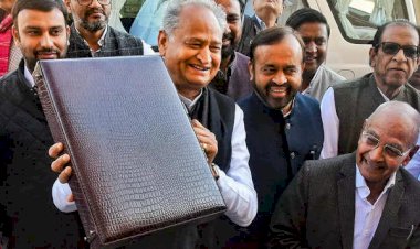 Rajasthan Budget 2023: मुख्यमंत्री ने पढ़ दिया पुराना बजट... मंत्री ने टोका... भारी हंगामा... CM ने मांगी माफी... चुनाव से पहले गहलोत ने भी चला योगी वाला दांव... दाल, नमक से मसाला तक मुफ्त देगी सरकार... पढ़िए बड़े ऐलान.....