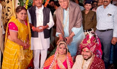स्वास्थ्य और परिवार कल्याण एवं जिले के प्रभारी मंत्री टी एस सिंहदेव पंडरिया विधायक की सुपुत्री के विवाह समारोह में हुए शामिल