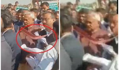 CM पर फेंकी गई कुर्सी VIDEO: पंचायत भवन का उद्घाटन करने आए मुख्यमंत्री पर हमला... मची अफरा-तफरी... देखें वीडियो.....