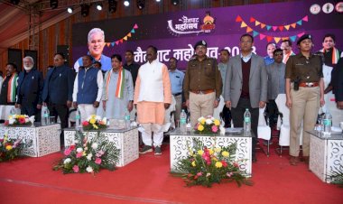 महोत्सव के आयोजन से स्थानीय कला - संस्कृति को नई ऊंचाई मिलने के साथ ही विकास में आएगी तेजी
डॉ - डहरिया तीन दिवसीय मैनपाट महोत्सव का हुआ रंगारंग शुभारंभ
78 करोड़ रुपये के विकास कार्यों का किया गया लोकार्पण एवं शिलान्यास
विभागीय स्टॉल में हितग्राहियों को बांटे सामग्री एवं चेक
