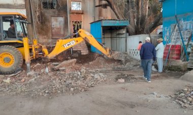 नगरी प्रशासन लखनपुर के द्वारा हटाया गया कब्जा धारियों का कबजा, बनाए जाएंगे 28 नई दुकान