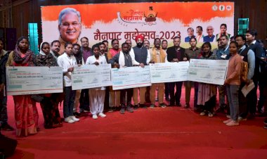 पवन के भोजपुरी लोकगीतों से थिरके दर्शक खाद्य मंत्री ने हितग्राहियों को बांटा डेढ़ करोड़ का चेक