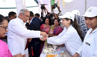 मिलेट कार्निवाल VIDEO: CM भूपेश ने लिया मिलेट के पकौड़े, भजिए का आनंद... मिलेट्स बालूशाही, अप्पे, चिवड़ा और भेल की जानकारी लेने पहुंच रहे लोग... महिलाओं ने भेंट की मुख्यमंत्री को मिलेट से तैयार डॉल... देखें तस्वीरें और वीडियो.....