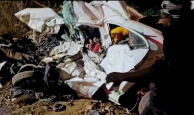 CG- 4 लोगों की दर्दनाक मौत: भीषण सड़क हादसा...कार और ट्रक की जोरदार टक्कर, माँ-बेटे समेत 4 की गई जान...कार के उड़े परखच्चे…