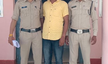 अपने ही स्कूल के नाबालिग छात्रा को व्हाटसएप्प के माध्यम से अश्लील एवं आपत्तिजनक मैसेज भेजकर चैटिंग करने वाला आरोपी शिक्षक गिरफ्तार।
