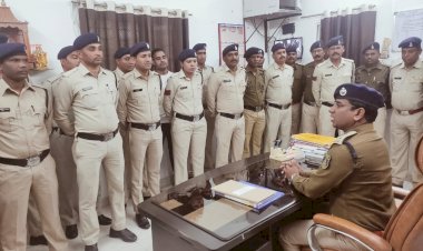 CG News : फोन-पे पर रिश्वत और ड्यूटी के दौरान शराब सेवन... 2 पुलिसकर्मी निलंबित... ड्यूटी के दौरान सोते पाए जाने पर 1 लाइन अटैच... SP ने की बड़ी कार्रवाई....