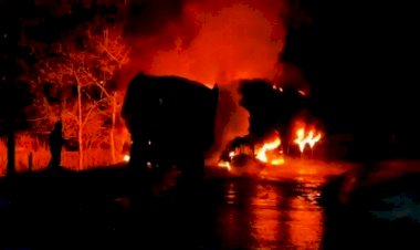 CG- ‘द बर्निंग ट्रक’ VIDEO: जिंदा जलकर 2 ट्रक ड्राइवरों की दर्दनाक मौत... टक्कर के बाद दोनों ट्रकों में लगी भीषण आग... दोनों ट्रक जलकर खाक... देखें वीडियो.....