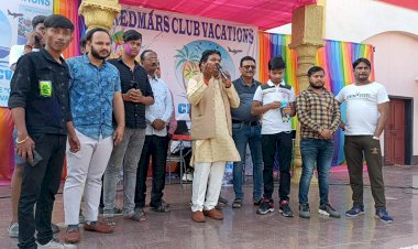 फ्रोलिक होटल अंबिकापुर में क्लब वैकेशन के तरफ से आयोजित होली मिलन समारोह में शामिल हुए तेलघानी विकास बोर्ड के सदस्य माननीय लक्ष्मी गुप्ता जी