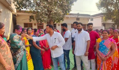 युवा कांग्रेस जिला उपाध्यक्ष प्रमोद कुंजाम ने आँगनबाडी कार्यकर्ताओ को मिठाई खिलाकर दी वेतनवृद्धि की बधाई...