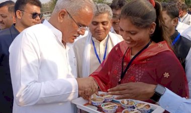 CM भूपेश को भाया तेंदू से बने आइसक्रीम का स्वाद, तेंदू फल से निर्मित आइसक्रीम को चखकर की सराहना, इसके पत्ते से बनती है बीड़ी.....