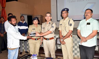 बस्तर पुलिस द्वारा चलाया गया ‘‘टेक बैक योर प्रॉपर्टी’’ अभियान...... लोगों से गुम हुए मोबाईल ढूंढकर मोबाईल स्वामियों के सुपुर्द किया गया......