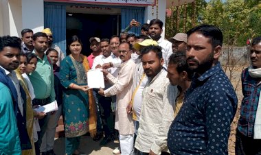 उदयपुर लखनपुर के विभिन्न मांगों को लेकर भाजपा एनजीओ प्रकोष्ठ के जिला संयोजक कैलाश मिश्रा ने कलेक्टर के नाम एसडीएम को सौंपा ज्ञापन।