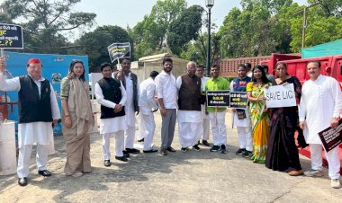 आज अदानी मुद्दे को लेकर कांग्रेस सहित सभी विपक्षी दलों के सांसदों ने हाथों में तख्तियां लिए नारेबाजी करते हुए ज्ञापन सौंपने हेतु ई.डी दफ्तर तक मार्च शुरू कर दिया....