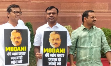 आज फिर अदानी घोटाले व जे.पी.सी की मांग को लेकर लोकसभा के बाहर ह्यूमन चेन बनाकर कांग्रेस व विपक्षी दल के सांसदों ने विरोध प्रदर्शन किया