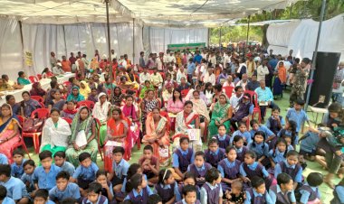 समाधान शिविर में स्कूली बच्चों को दिया गया प्रमाण पत्र
