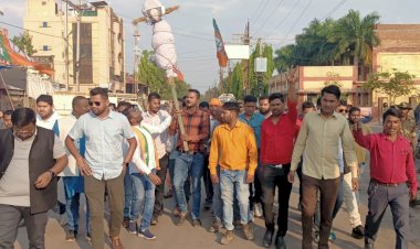 भाजपा कार्यालय में युवक कांग्रेस के द्वारा कालिख फेखने को लेकर यूवा मोर्चा ने विरोध कर मुख्यमंत्री भूपेश बघेल का किया पुतला दहन