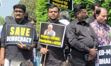 Delhi ब्रेकिंग : आज लोकसभा में कांग्रेस के सांसदों सहित...... सभी विपक्षी सांसदों ने काले कपड़े पहन...... हाथो में तख्तियां लिए अडानी मामले को लेकर...... नारेबाजी करते हुए विरोध प्रदर्शन किया...... पूरी खबर पढ़ें