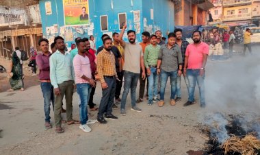 सांसद राहुल गांधी की सांसद सदस्यता बर्खास्त होने के विरोध में लखनपुर के कांग्रेसी कार्यकर्ताओं ने पीएम नरेंद्र मोदी का पुतला जलाया