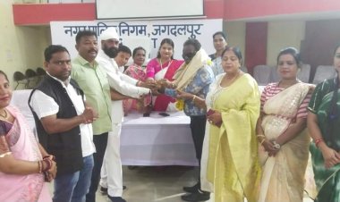 आज नगर पालिक निगम कार्यालय मे निगम स्वच्छता  विभाग के सोनसिंह  के सेवानिवृत्त होने पर नगर निगम परिवार द्वारा उन्हें ससम्मान विदाई दी गई