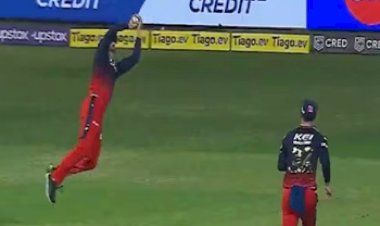 Superman Catch : इस प्लेयर ने लिया ऐसा धांसू कैच,  'सुपरमैन' जैसे हवा में उड़कर लपक लिया गेंद, नज़ारा देख अपनी ही आँखों पर नहीं होगा भरोसा- देखें वीडियो...