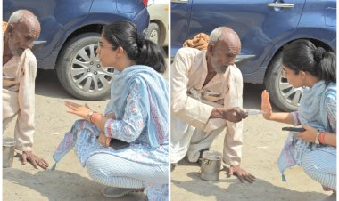 IAS Saumya Pandey : बुजुर्ग की फ़रियाद सुनने के लिए जमीन पर बैठ गई महिला IAS, महिला अफसर की तस्वीरें वायरल.....