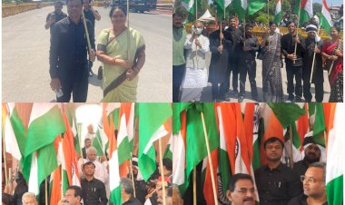 लोकसभा लाइव ब्रेकिंग : आज लोकसभा में कांग्रेस सहित विपक्षी दलों के सांसदों ने केंद्र सरकार के विरुद्ध अडानी मामले में जे.पी.सी. से जांच करने की मांग को लेकर हाथो में तिरंगा थामे काले कपड़े पहन कर विरोध प्रदर्शन किया...