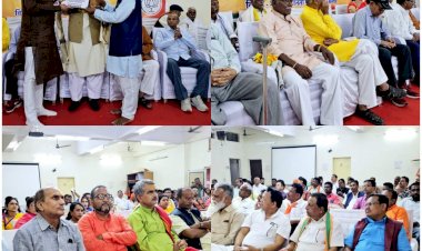 CG ब्रेकिंग : भाजपा ने वरिष्ठों का सम्मान कर मनाया स्थापना दिवस...... प्रत्येक बूथ में कार्यकर्ताओं ने किया धवजारोहण...... वरिष्ठों को सम्मानित कर कार्यकर्ता हुये गौरवान्वित......