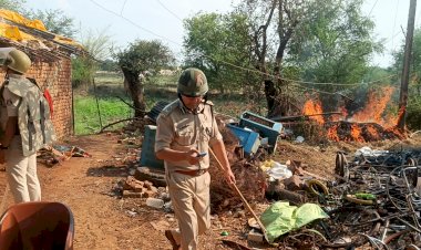 बेमेतरा जिले से बड़ी खबर : बेमेतरा में फिर से भड़की हिंसा, हालात बेकाबू, उपद्रवियों ने घर को फूंका...
इस दौरान आईजी आनंद छाबड़ा बेमेतरा एसपी..कमान संभाले हुए है
