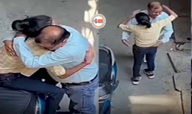 Premi Premika Ka Video: गली में ही अधेड़ उम्र के प्रेमी के साथ रोमांस कर रही थी लड़की, पड़ोसी ने चुपके से वीडियो बनाकर कर दिया वायरल...