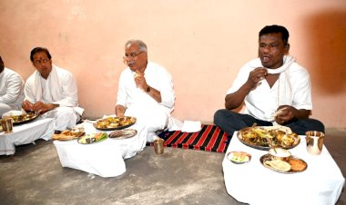 CG VIDEO: मुख्यमंत्री ने यादव परिवार के घर लिया स्वादिष्ट छत्तीसगढ़ी भोजन का आनंद...भोजन में गिल्की झुरगा, सेमी-भाटा,चेंच भाजी,अदौरी बरी और पालक दाल.... देखें फोटो और  वीडियो.....