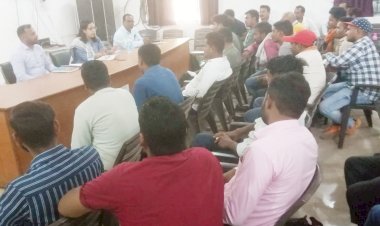 CG:बेमेतरा SDM सुरूचि सिंह ने राजीव युवा मितान क्लब के अध्यक्ष एवं सचिवों का समीक्षा बैठक लिए...राजीव युवा मितान के युवा लोग सामाजिक आर्थिक सर्वेक्षण में भी सहयोग कर रहें हैं जिसके लिएSDM ने बधाई दिये