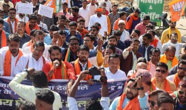 युवा मोर्चा ने भरी हुंकार बेरोजगारी भत्ता के कड़े नियम के खिलाप युवा मोर्चा ने जिलाध्यक्ष के नेतृत्व में  कलेक्ट्रेट का किया घेराव जड़ा ताला...