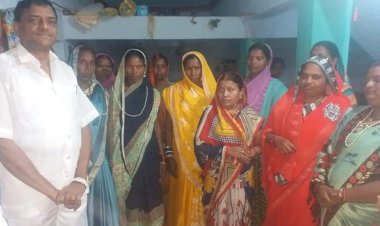 CG:जय गोंडवाना महिला स्व सहायता समूह अध्यक्ष-श्रीमती शांति नेताम देऊरगाव....पहले बार मन की बात में जिक्र किये थे...12 नवंबर 2021 महिला समूह के सभी सदस्यों अध्यक्ष सचिव का साल श्रीफल भेंटकर सम्मान लाभचंद बाफना द्वारा किया...100वां.एपिसोड में भी किये जिक्र