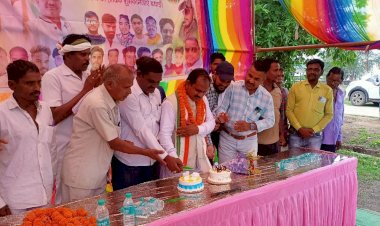 कहते है राजनीति में जिसके पास जन है वही राजा है पूर्व विधायक के पास तो जनसैलाब है छत्तीसगढ़ के लोकप्रिय आवाज पूर्व मस्तूरी विधायक दिलीप लहरिया के जन्मदिन पर देखने मिला जगह जगह बधाई देने वालो का ताता दर्जनों जगह काटे गए केक पुरे विधानसभा में हर्ष का रहा माहौल पढ़े पूरी खबर