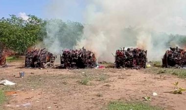 CG VIDEO : सड़क हादसे ने उजाड़ दिया परिवार,एक साथ 11 शव देख रो पड़ा पुरा गाँव,हर किसी की आंखे हुई नम…अंतिम संस्कार में उमड़ा पूरा गांव, देखें VIDEO...