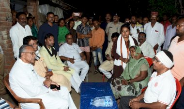 सड़क दुर्घटना में मृत साहू परिवार के परिजनों से मिलने गृहग्राम पहुंचे...गृहमंत्री, गहरी संवेदना प्रकट की..शोक संतप्त परिवार के लोगों को दी सांत्वना, कहा- दुःख की घड़ी में सरकार हरसंभव मदद करेगी...