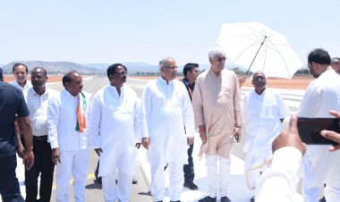 CG BREAKING NEWS : मुख्यमंत्री भूपेश बघेल अन्य मंत्रियो के साथ मां महामाया एयरपोर्ट अंबिकापुर पहुँचे, रनवे का किया निरीक्षण