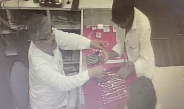 CG CRIME NEWS : सरेआम व्यापारी को दिया चकमा : ज्वेलर्स दुकान से मिनटों में सोने की चैन लेकर रफूचक्कर हुआ चोर, CCTV में कैद हुई पूरी वारदात