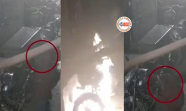 Women Set Bike on Fire: सुनसान मोहल्ले में खड़ी बाइक को महिला ने फूंका, पहले गाड़ी से निकाली पेट्रोल, फिर..., नज़ारा देख दंग रह गये लोग- यहाँ देखें वीडियो...