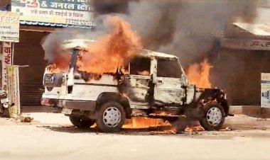 द बर्निंग बुलेरो VIDEO: चलती गाड़ी में अचानक लगी भीषण आग...बोनट से उठा धुआं और धधकने लगीं लपटें...देर से पहुंचा दमकल…चलती कार सड़क पर स्वाहा...फिर हुआ ये...देखें VIDEO.....