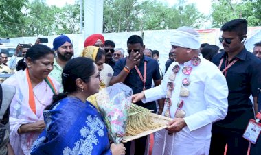 CM BHENT MULAQAT : मुख्यमंत्री ने किया परिधान सिलाई सेंटर का अवलोकन, सेंटर में एक साथ 20 महिलाएं कर रही हैं स्कूल ड्रेस सिलाई का कार्य
