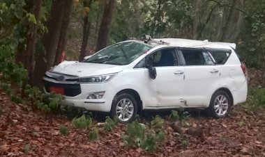 Chhattisgarh MLA की कार पलटी : शादी समारोह में शामिल होने जा रही महिला MLA की कार पलटी, आनन-फानन में ले जाया गया अस्पताल…देखे विडियो…