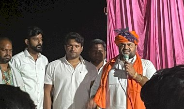 राज्य मंत्री धीरज गुर्जर और महंत बनवारी शरण पहुंचे चमत्कारी शनि देव मंदिर