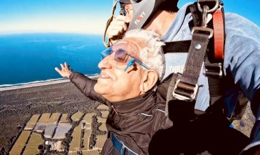 CG स्वास्थ्य मंत्री की हैरतअंगेज हवाई छलांग : स्वास्थ्य मंत्री सिंहदेव ने हजारों फीट की ऊंचाई से लगाई हवाई छलांग…फिर जो हुआ…देखे स्काइडायविंग का VIDEO…