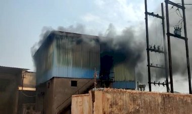 RAJIM BREAKING : अवैध प्लास्टिक फैक्ट्री में लगी भीषण आग, आग पर काबू पाने रायपुर से बुलानी पड़ी फायर ब्रिगेड
