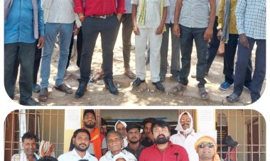 CG:विधायक प्रतिनिधि मोंटु तिवारी ने किये नवागढ़ विधानसभा क्षेत्र का दौरा.. किसानों से किसे सौजन्य मुलाकात