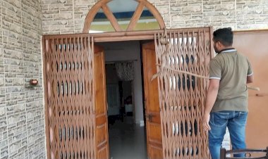 जरा सोचिये क्या होगा जब घर का दरवाजा खोलते ही सर के उपर हो मौत,क्या रहेगा मंजर जब अचानक सर के ठीक ऊपर लटका मिले नाग,पढ़े पूरी ख़बर,देख खौफनाक वीडियो......