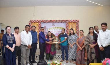 CG:बेमेतरा पुलिस अधीक्षक को दी गई भावभीनी विदाई. बेमेतरा SP आई कल्याण ऐलेसेला का स्थानांतरण बेमेतरा से जिला सूरजपुर ...इस अवसर बेमेतरा DM पदूमसिंह एल्मा( IAS)..ASP पंकज पटेल..SDM बेमेतरा IAS सुरूचि सिंह विदाई कार्यक्रम में पुलिस विभाग के आलाधिकारी शामिल हुए